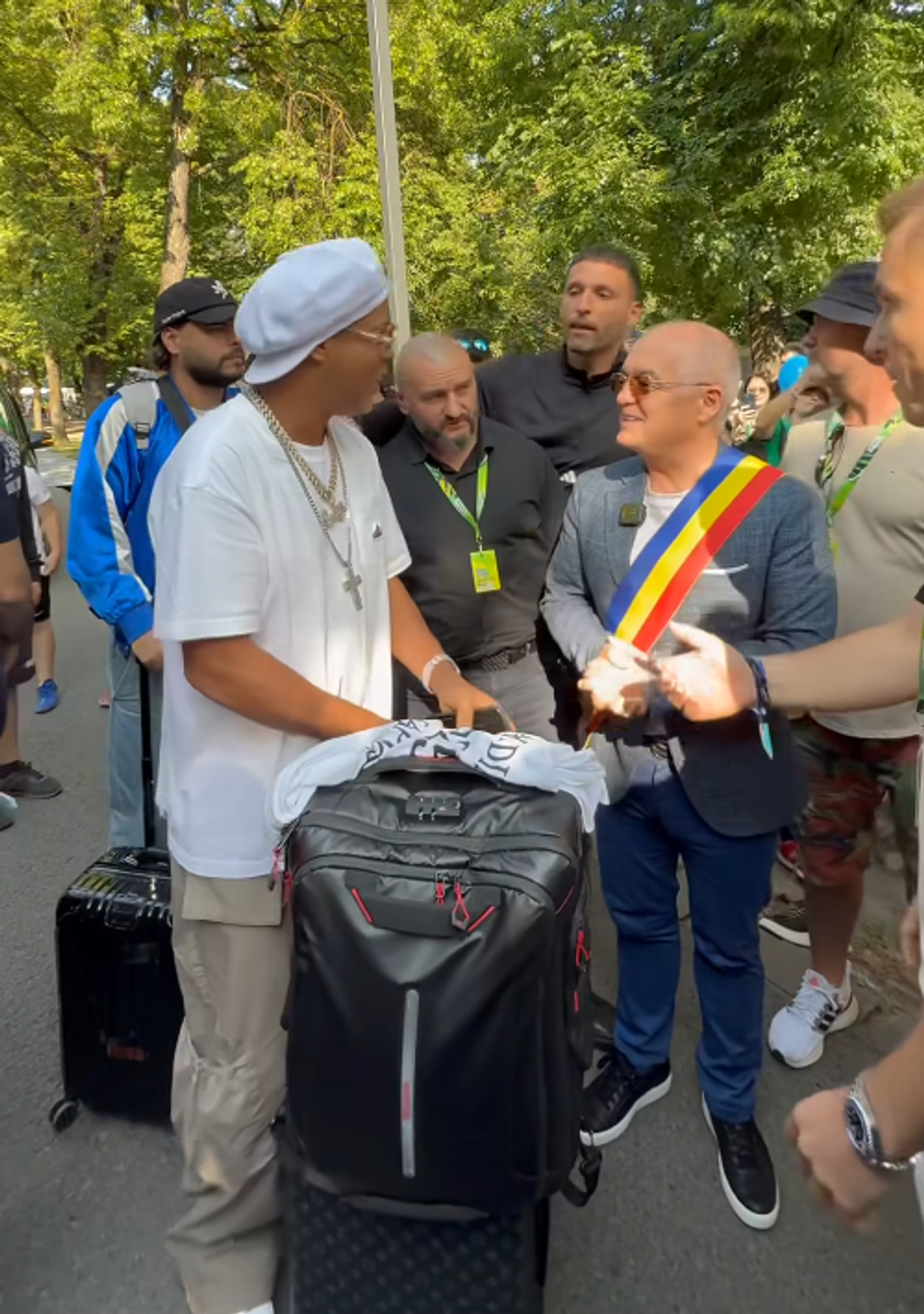 Ronaldinho a ajuns la Cluj și a fost așteptat de Emil Boc » Ce cadou i-a făcut primarul