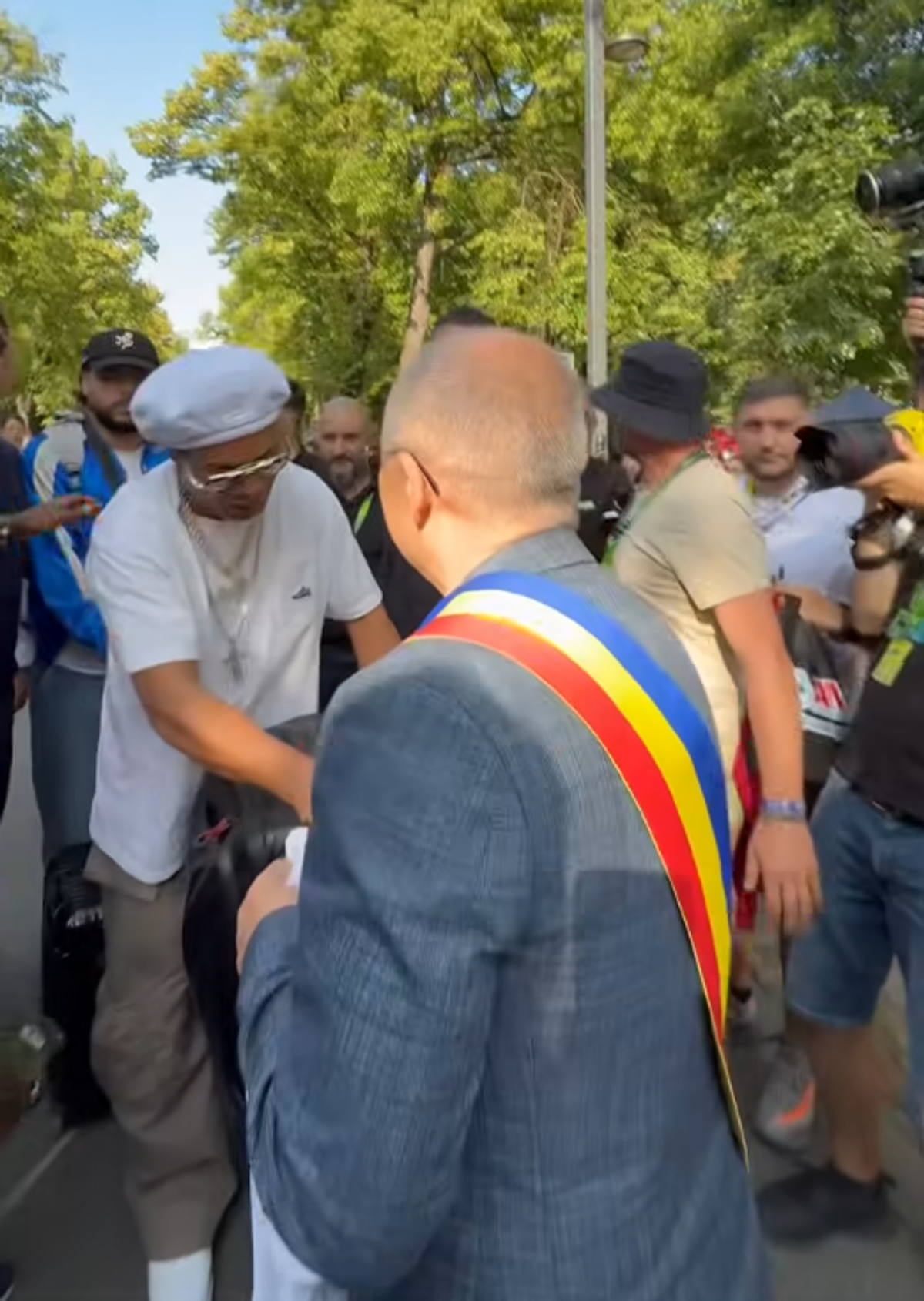 Ronaldinho a ajuns la Cluj și a fost așteptat de Emil Boc » Ce cadou i-a făcut primarul