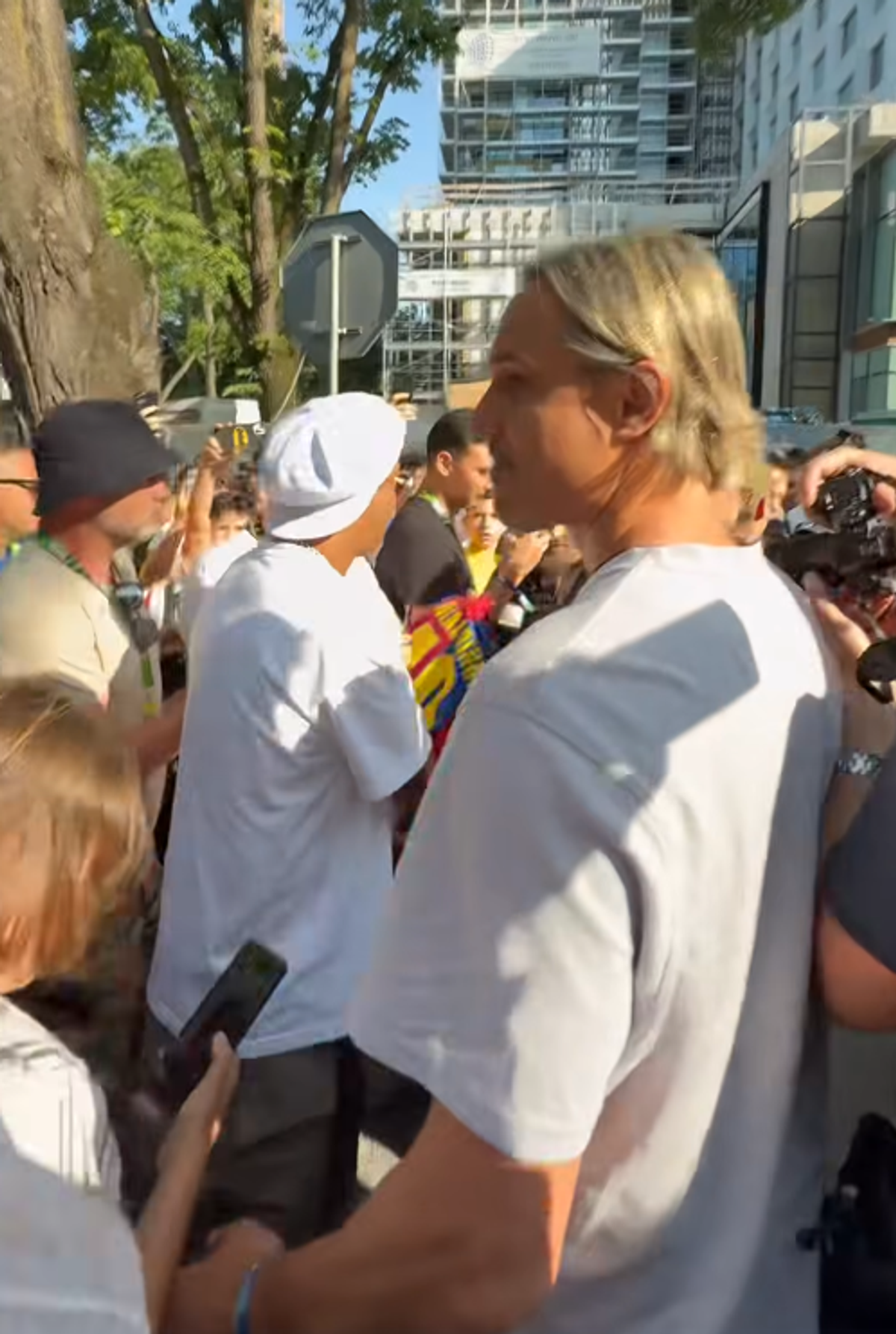 Ronaldinho a ajuns la Cluj și a fost așteptat de Emil Boc » Ce cadou i-a făcut primarul