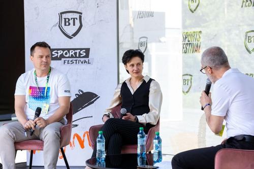 Bianca Dobre, coordonatoarea studiului IRES, și Mirel Alexa, directorul executiv al Sports Festival, în dialog cu Mihnea Măruță la Sports Talks/Foto: Sports Festival