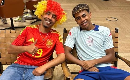 Lamine Yamal și tatăl său, după titlul european câștigat de naționala Spaniei în 2024 / Foto: Instagram