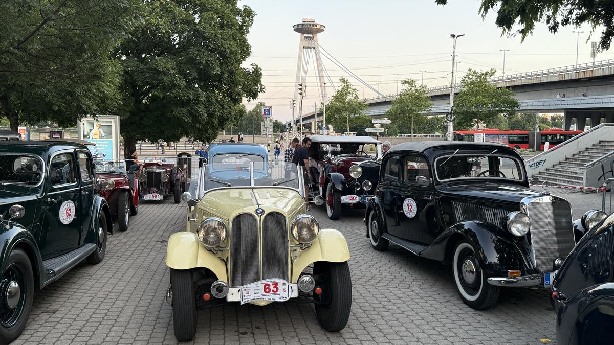 Imagini ca din perioada interbelică » Echipa GSP a participat la o cursă auto istorică: peste 100 de mașini de colecție