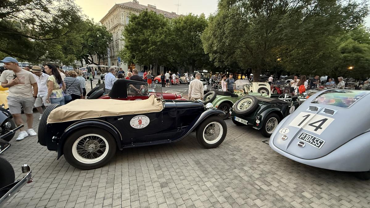 Imagini ca din perioada interbelică » Echipa GSP a participat la o cursă auto istorică: peste 100 de mașini de colecție