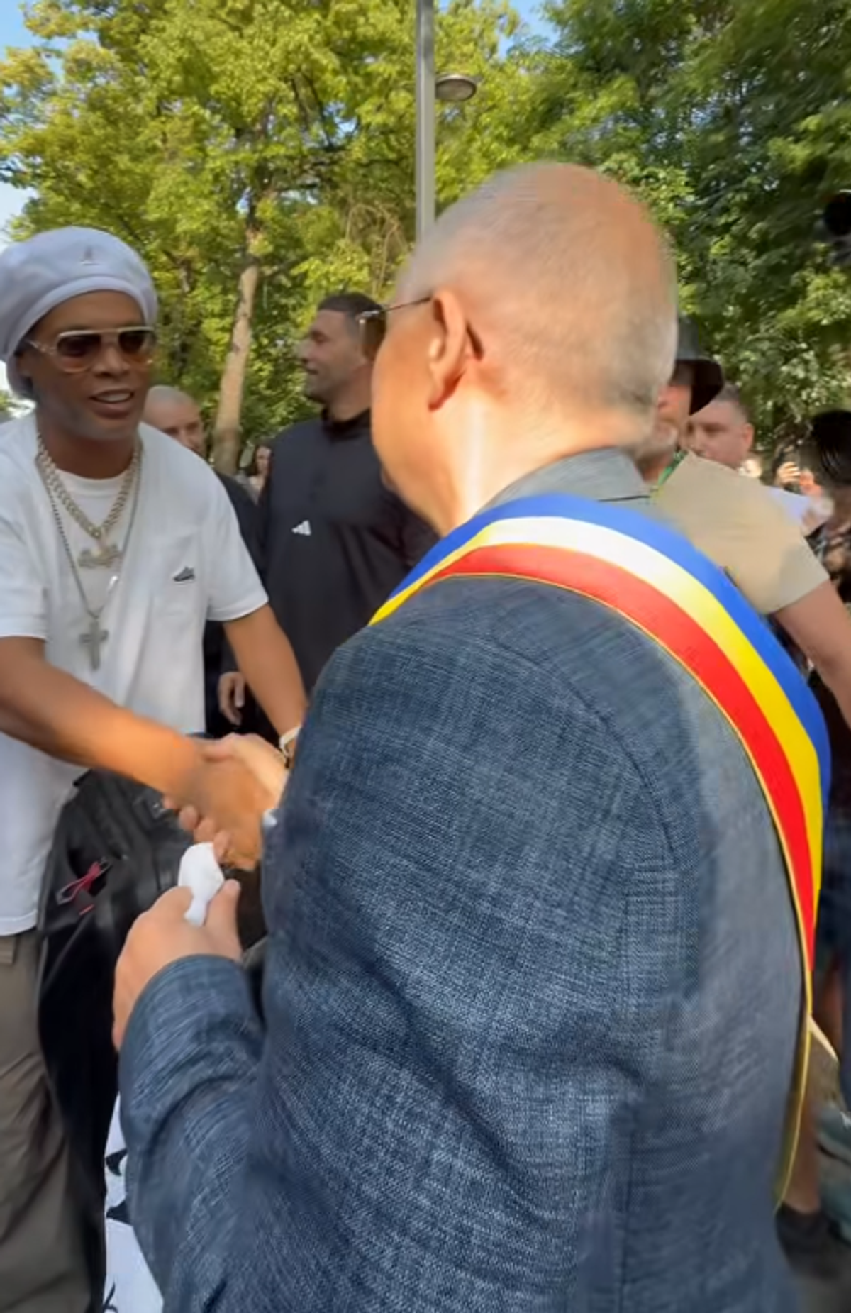 Ronaldinho a ajuns la Cluj și a fost așteptat de Emil Boc » Ce cadou i-a făcut primarul
