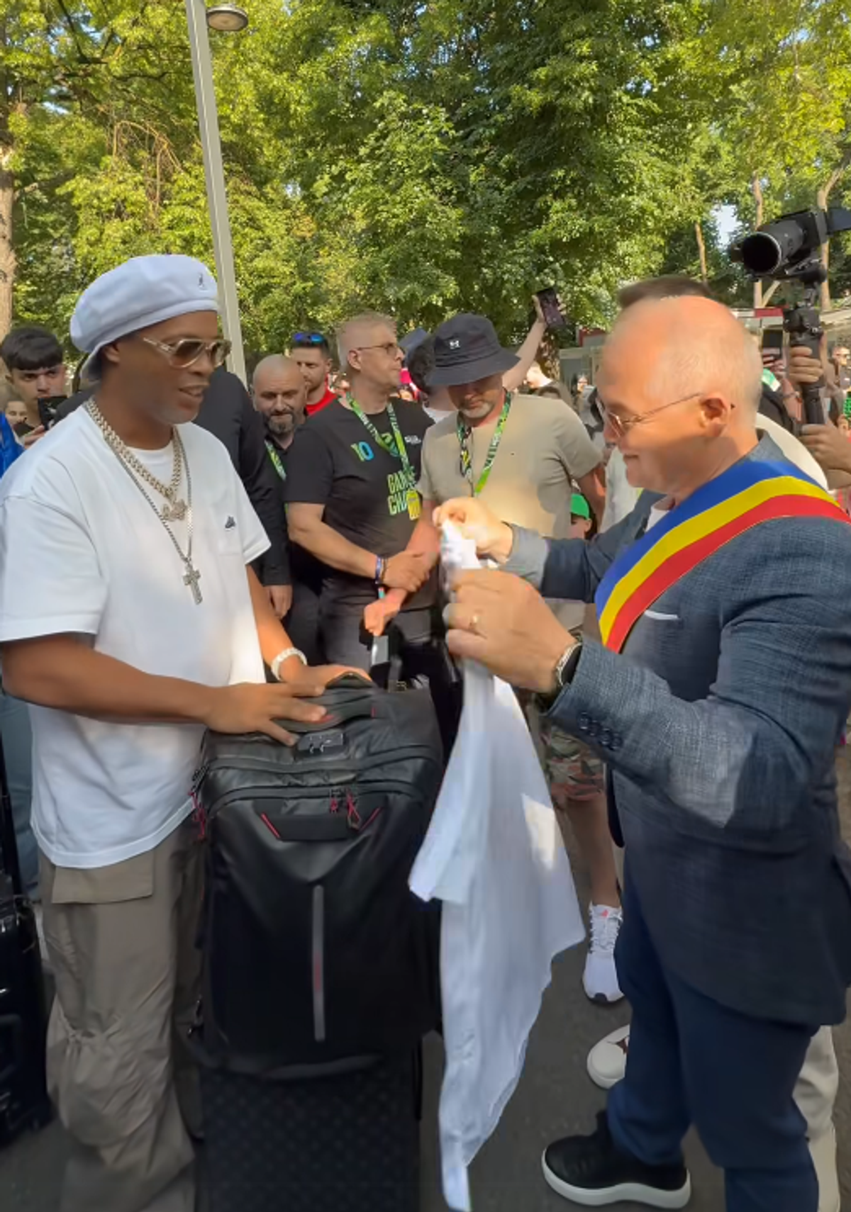 Ronaldinho a ajuns la Cluj și a fost așteptat de Emil Boc » Ce cadou i-a făcut primarul