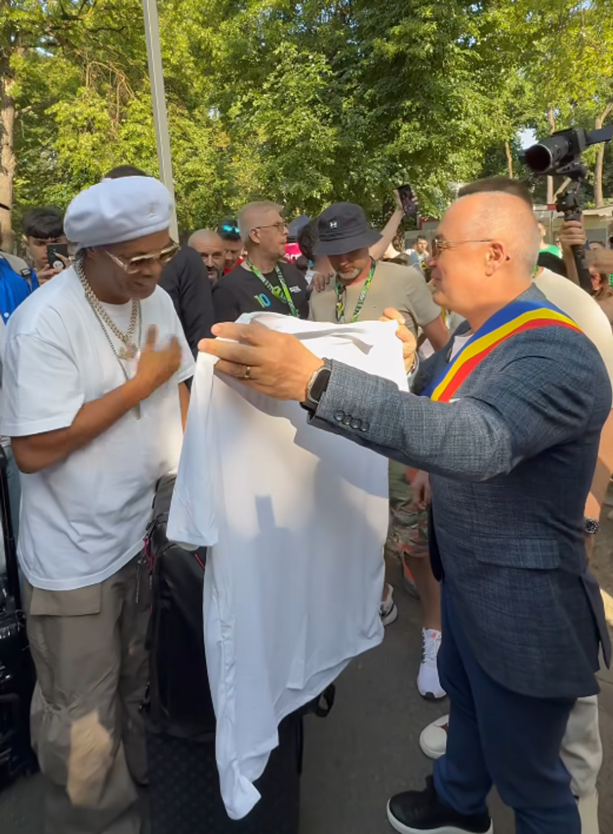Ronaldinho a ajuns la Cluj și a fost așteptat de Emil Boc » Ce cadou i-a făcut primarul