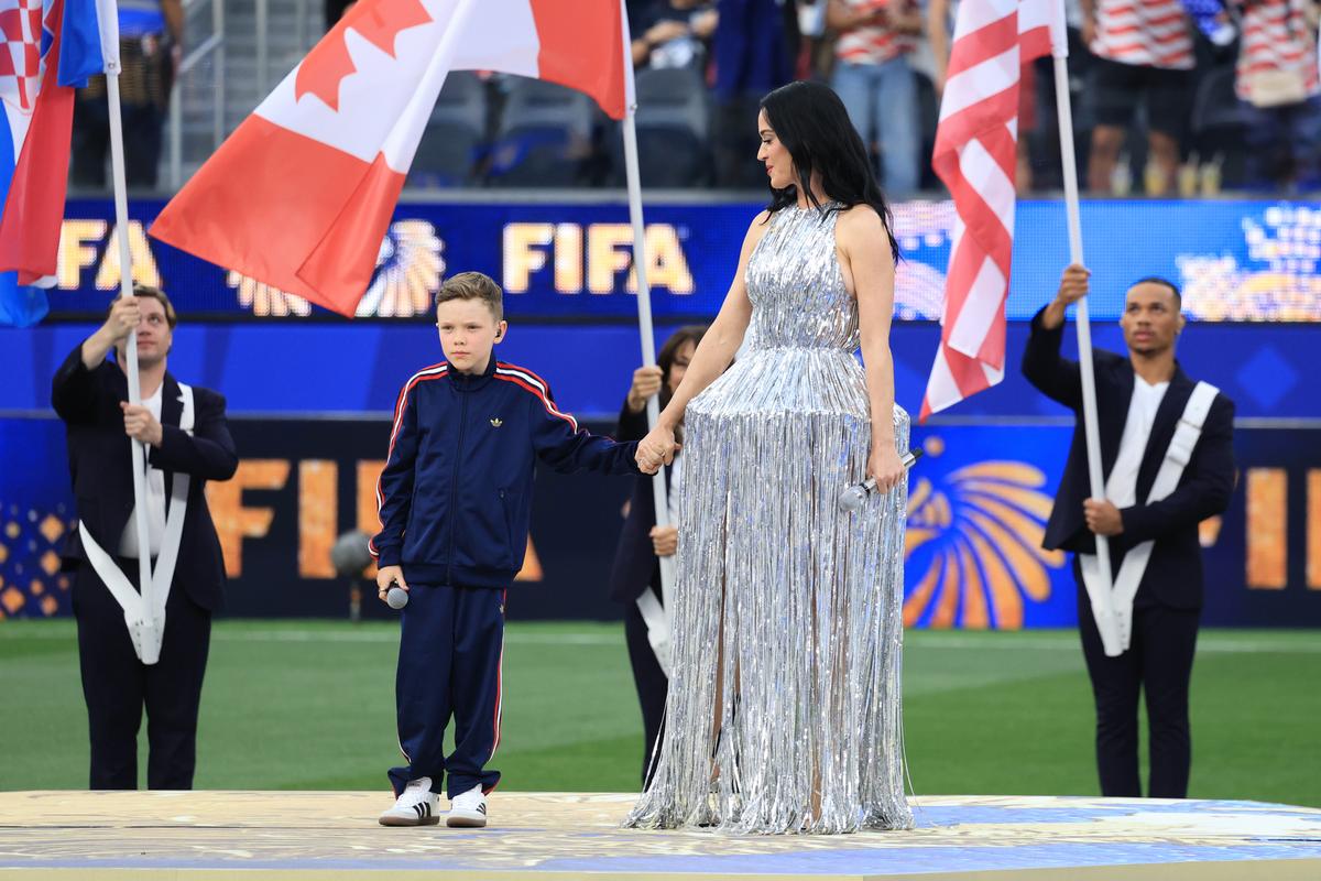 Katy Perry la festivitatea de deschidere dinaintea meciului SUA - Paraguay 4-1