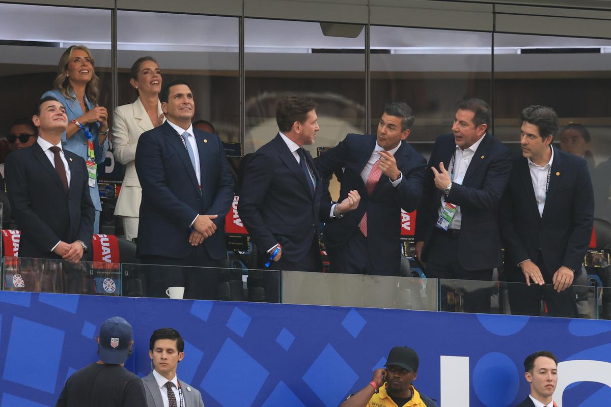 Oficialii prezenţi la meciul SUA - Paraguay 4-1