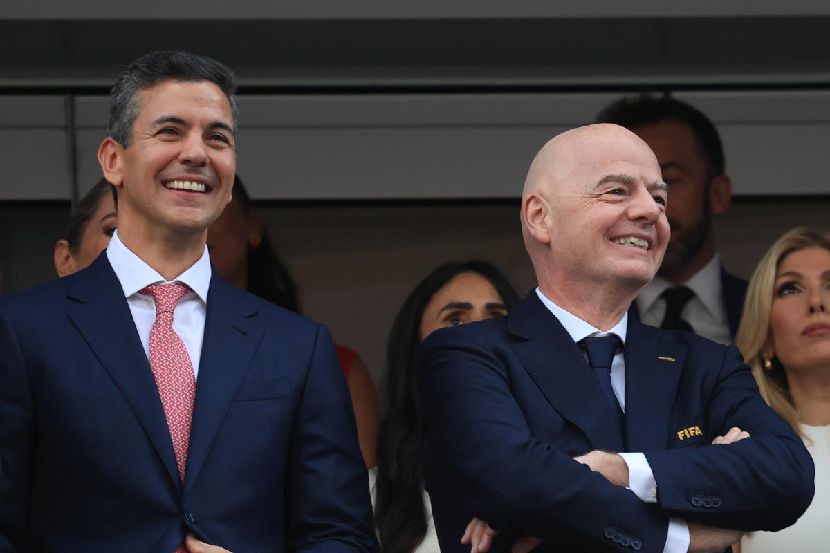 Oficialii prezenţi la meciul SUA - Paraguay 4-1