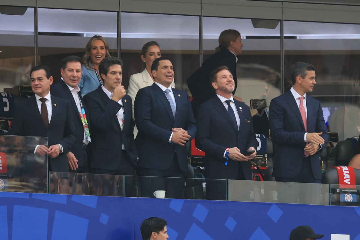 Oficialii prezenţi la meciul SUA - Paraguay 4-1