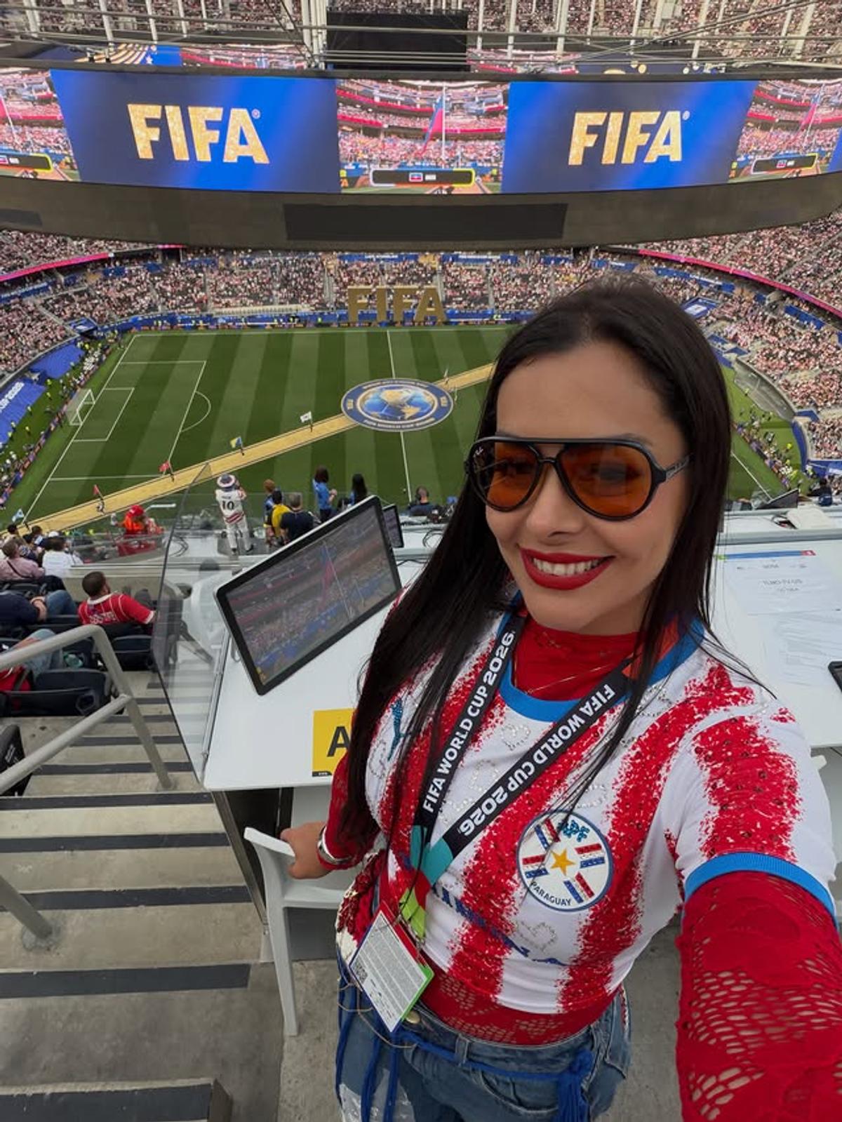 Toți o țin minte cu telefonul în decolteu, iar acum s-a întors după 16 ani! Larissa Riquelme, apariție de nerecunoscut la SUA - Paraguay