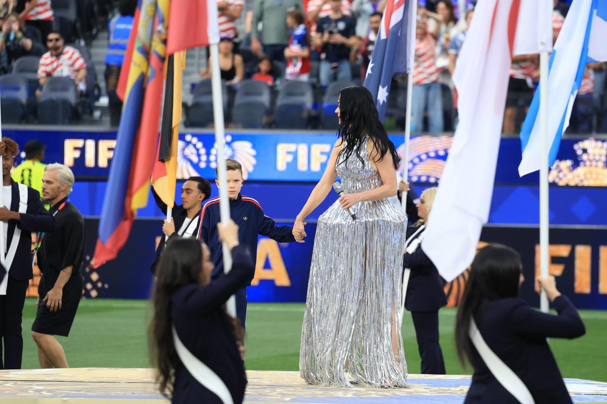 Katy Perry la festivitatea de deschidere dinaintea meciului SUA - Paraguay 4-1