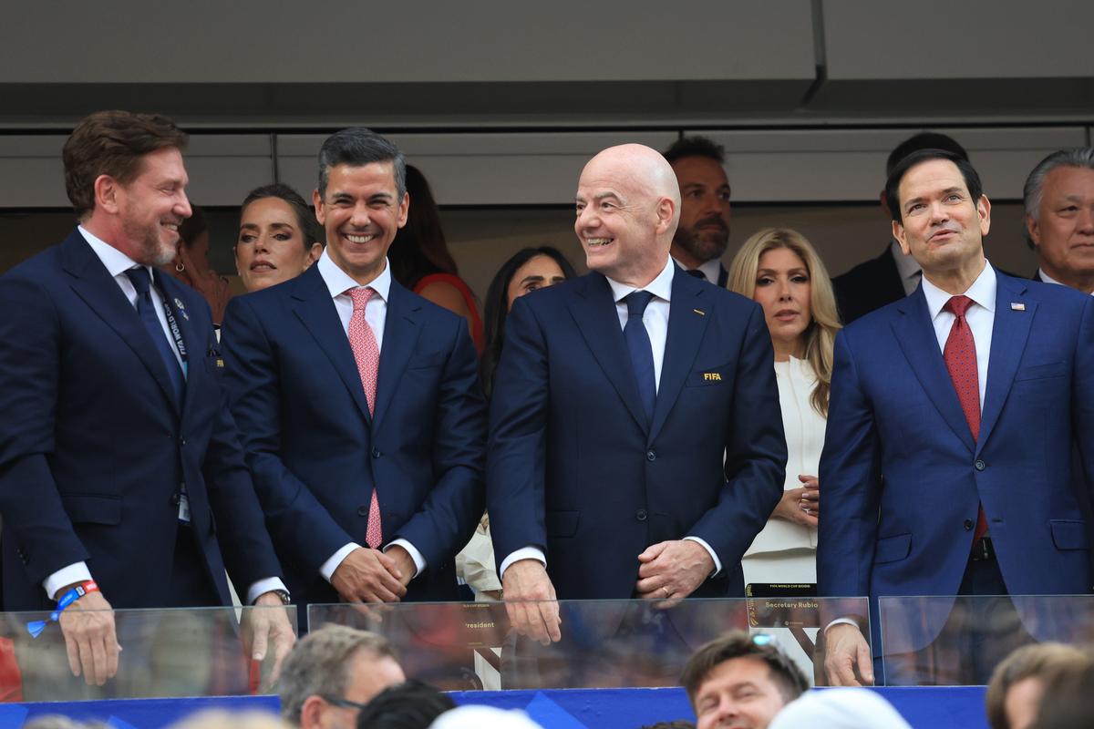 Oficialii prezenţi la meciul SUA - Paraguay 4-1