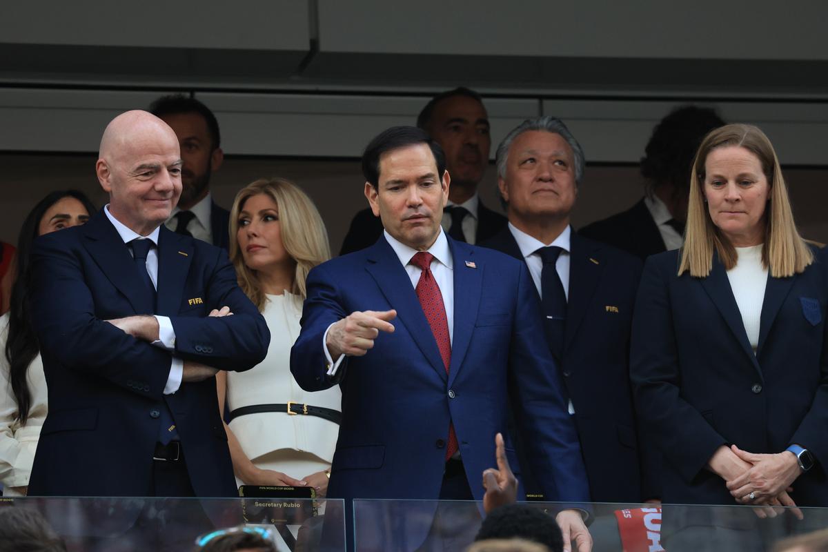 Oficialii prezenţi la meciul SUA - Paraguay 4-1