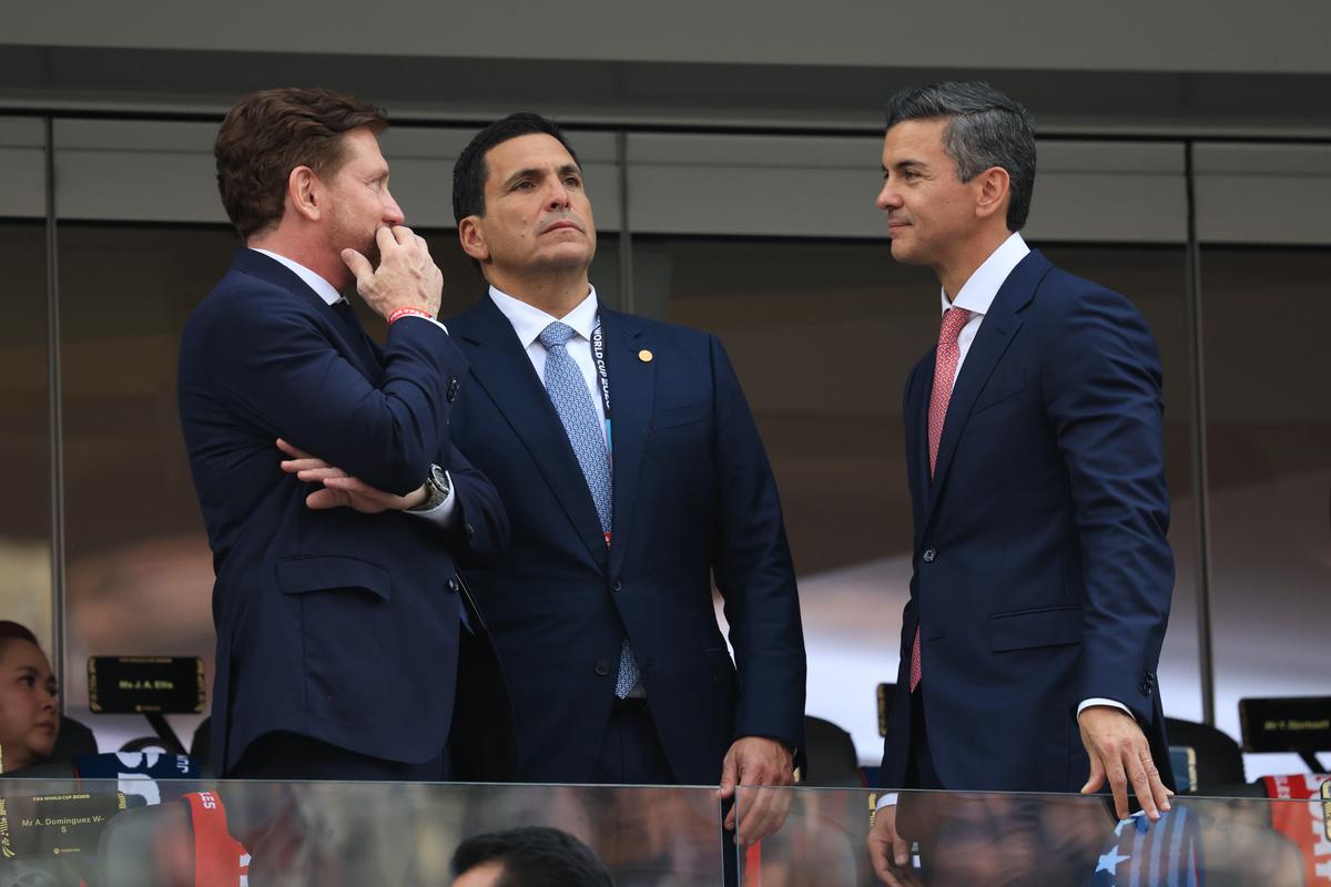 Oficialii prezenţi la meciul SUA - Paraguay 4-1