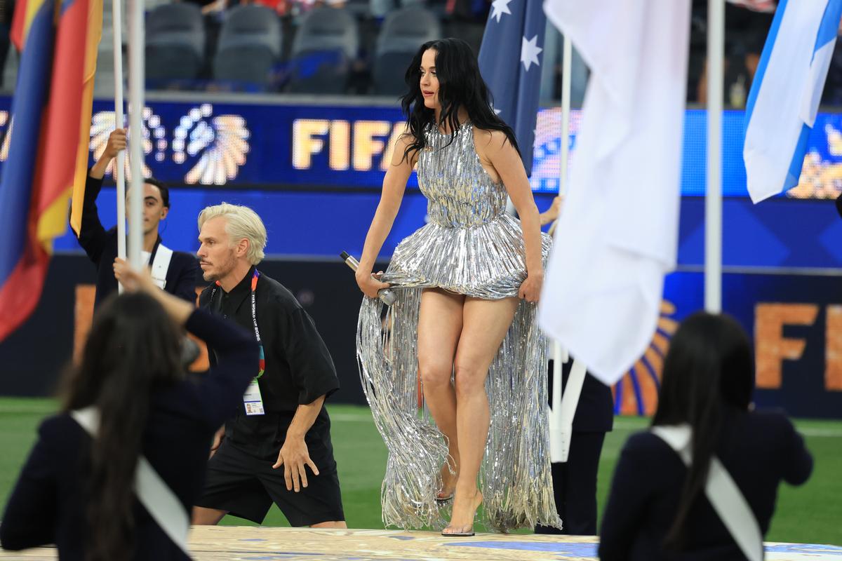 Katy Perry la festivitatea de deschidere dinaintea meciului SUA - Paraguay 4-1