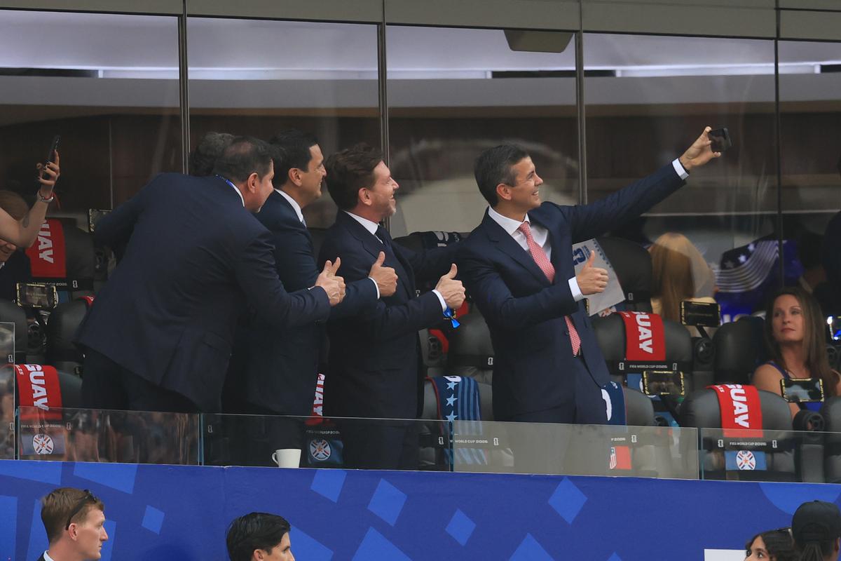 Oficialii prezenţi la meciul SUA - Paraguay 4-1