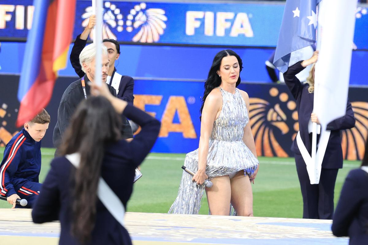 Katy Perry la festivitatea de deschidere dinaintea meciului SUA - Paraguay 4-1