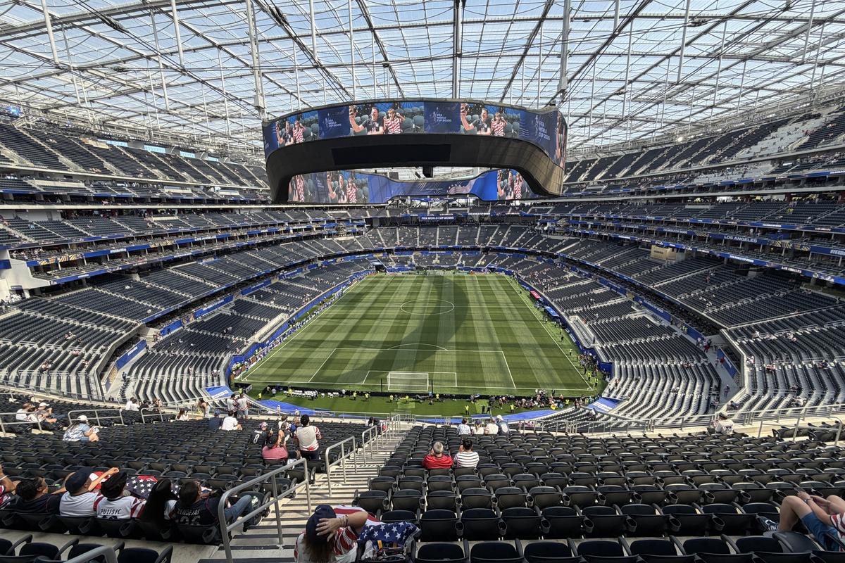 Imagini cu arena SoFi din Los Angeles