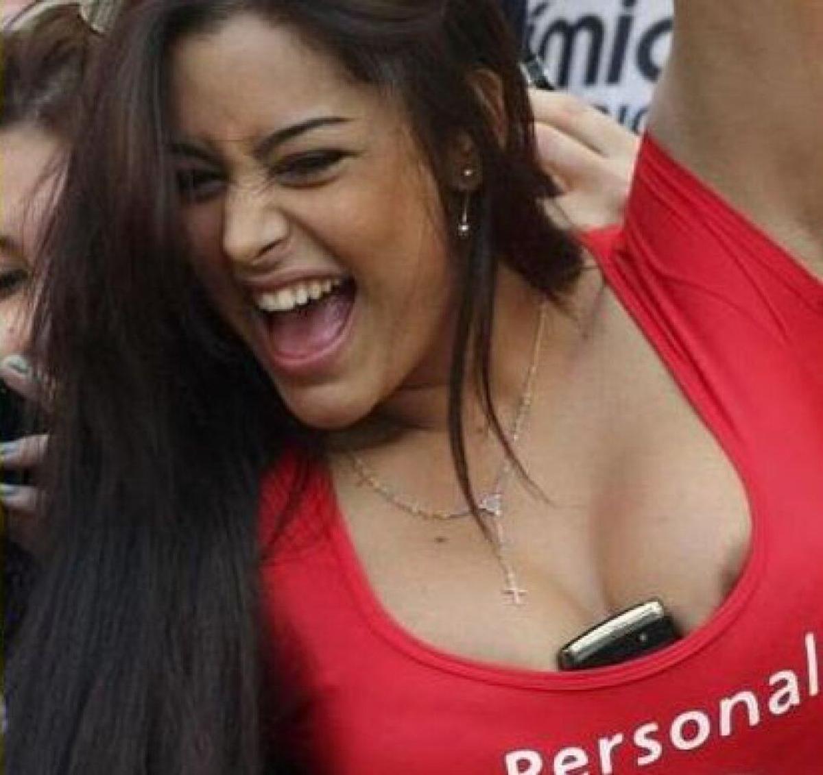 Toți o țin minte cu telefonul în decolteu, iar acum s-a întors după 16 ani! Larissa Riquelme, apariție de nerecunoscut la SUA - Paraguay