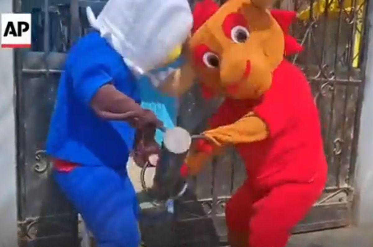 L-au săltat Maple și Clutch! Polițiștii s-au costumat în mascotele Cupei Mondiale pentru a captura un traficant de droguri
