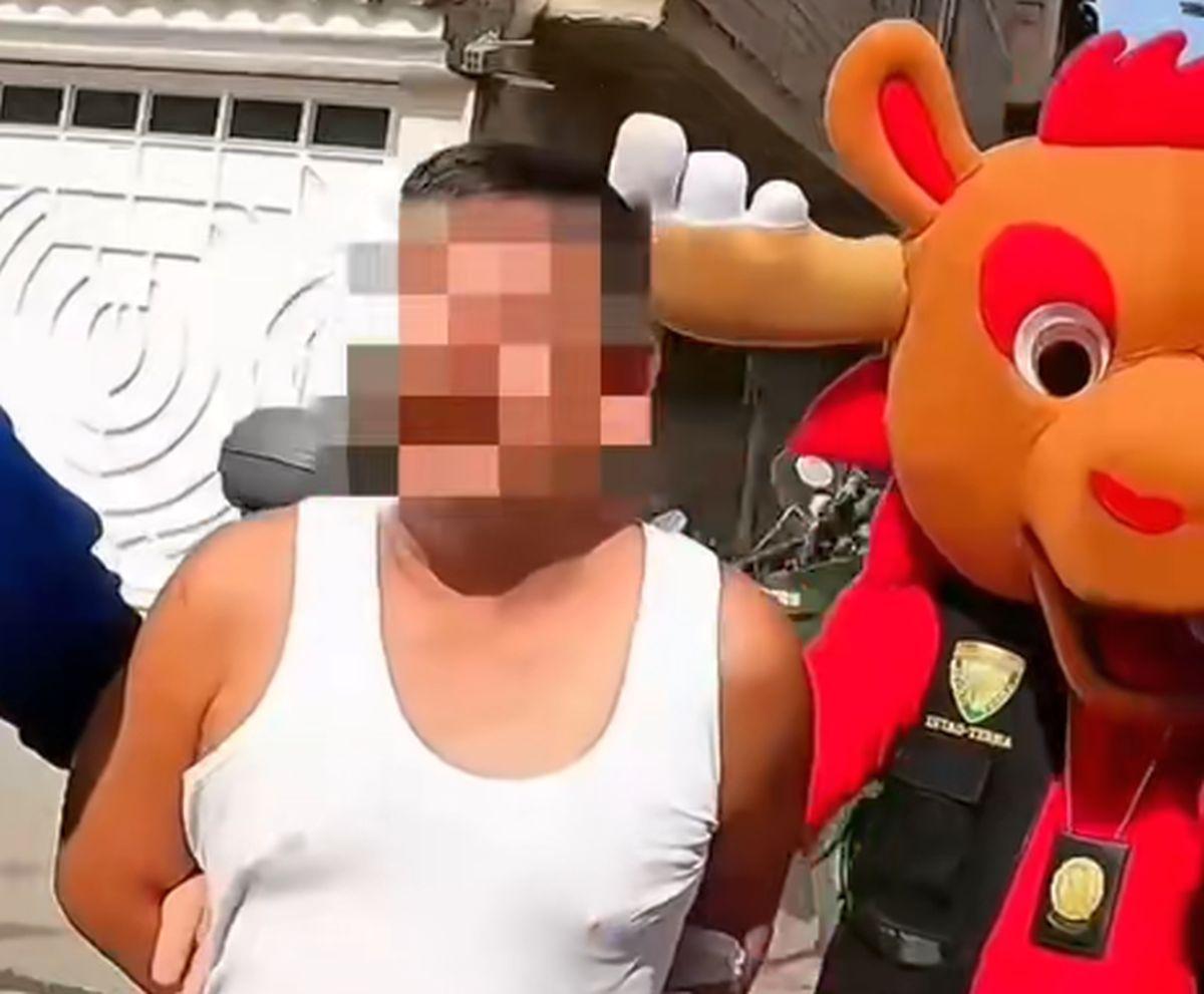 Polițiștii s-au costumat în mascotele Cupei Mondiale pentru a captura traficanți de droguri