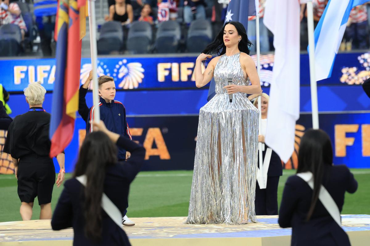 Katy Perry la festivitatea de deschidere dinaintea meciului SUA - Paraguay 4-1