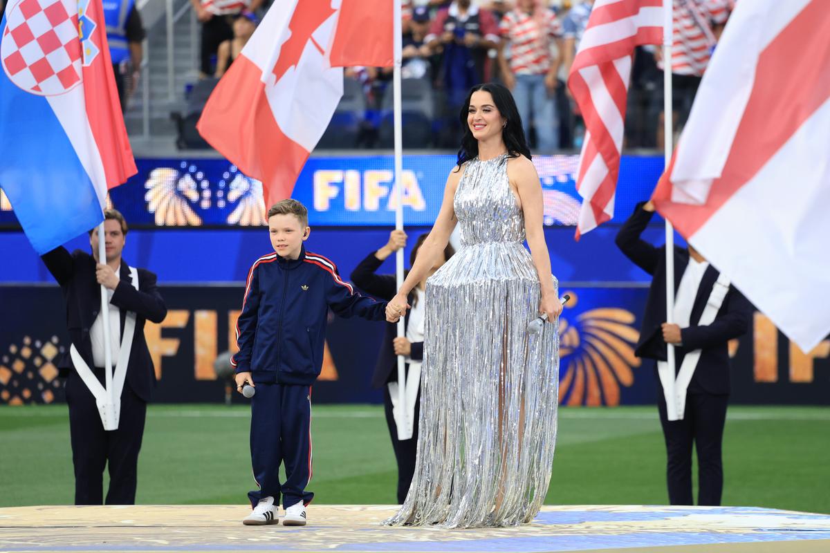 Katy Perry la festivitatea de deschidere dinaintea meciului SUA - Paraguay 4-1