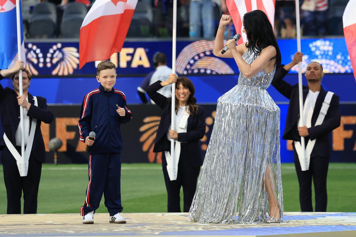 Katy Perry la festivitatea de deschidere dinaintea meciului SUA - Paraguay 4-1