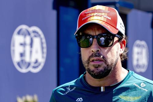 Fernando Alonso, în paddock, în timpul weekend-ului de cursă de la Barcelona // foto: Imago