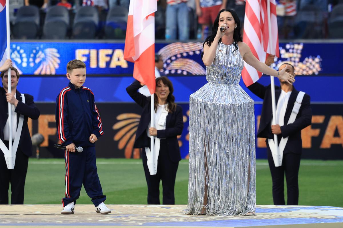Katy Perry la festivitatea de deschidere dinaintea meciului SUA - Paraguay 4-1
