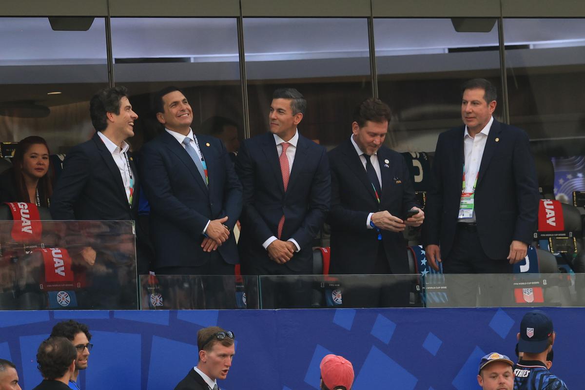 Oficialii prezenţi la meciul SUA - Paraguay 4-1