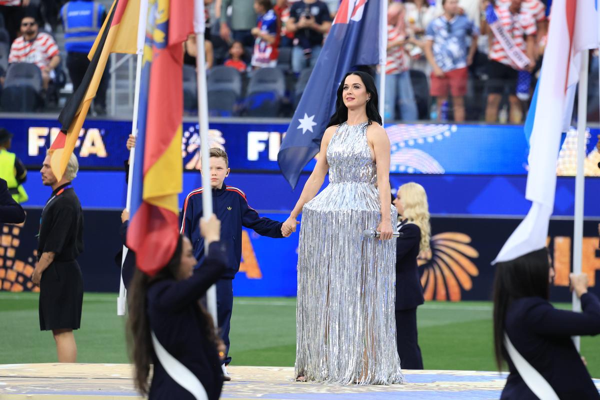 Katy Perry la festivitatea de deschidere dinaintea meciului SUA - Paraguay 4-1
