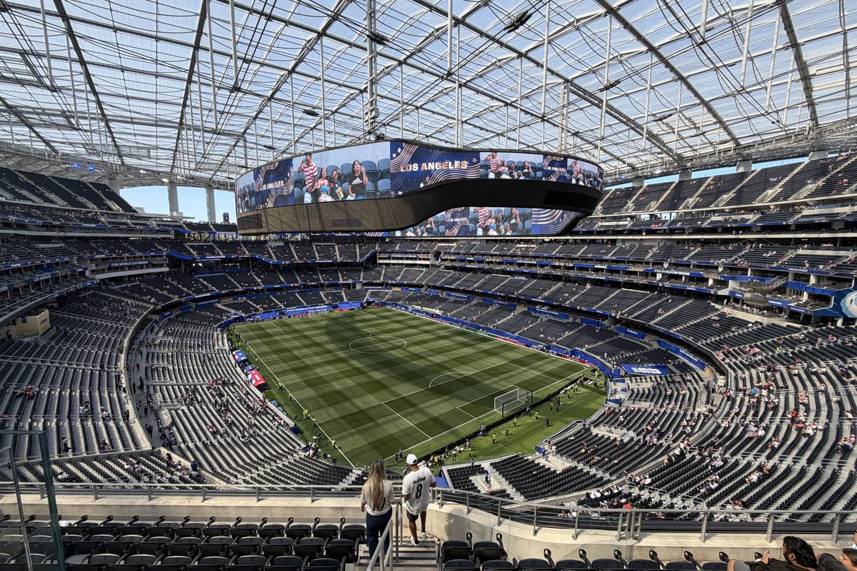 Imagini cu arena SoFi din Los Angeles