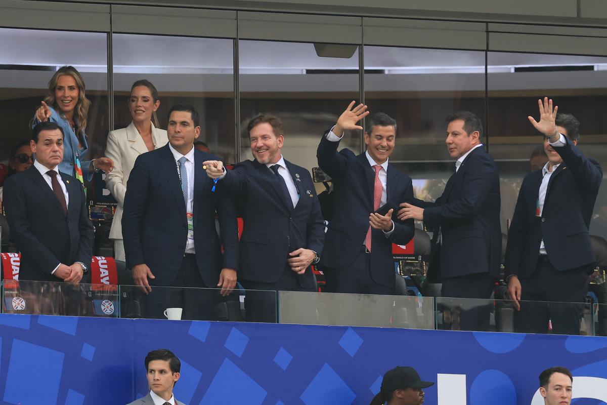 Oficialii prezenţi la meciul SUA - Paraguay 4-1