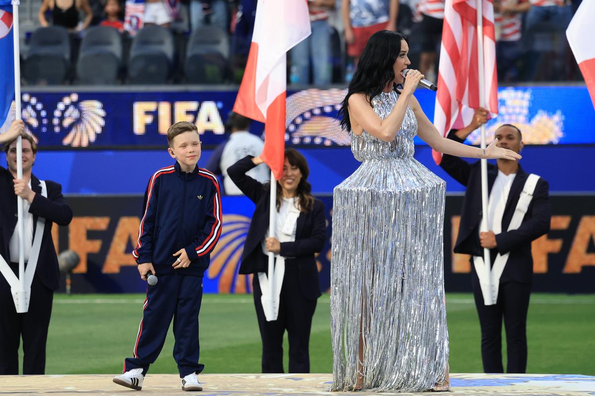 Katy Perry la festivitatea de deschidere dinaintea meciului SUA - Paraguay 4-1