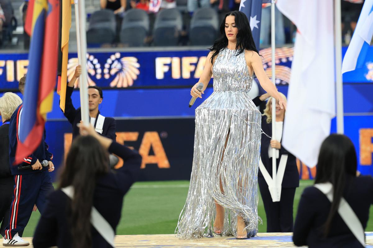 Katy Perry la festivitatea de deschidere dinaintea meciului SUA - Paraguay 4-1