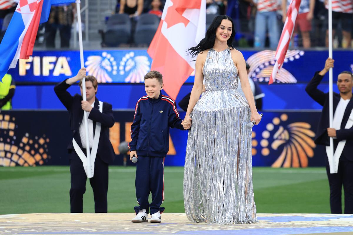 Katy Perry la festivitatea de deschidere dinaintea meciului SUA - Paraguay 4-1