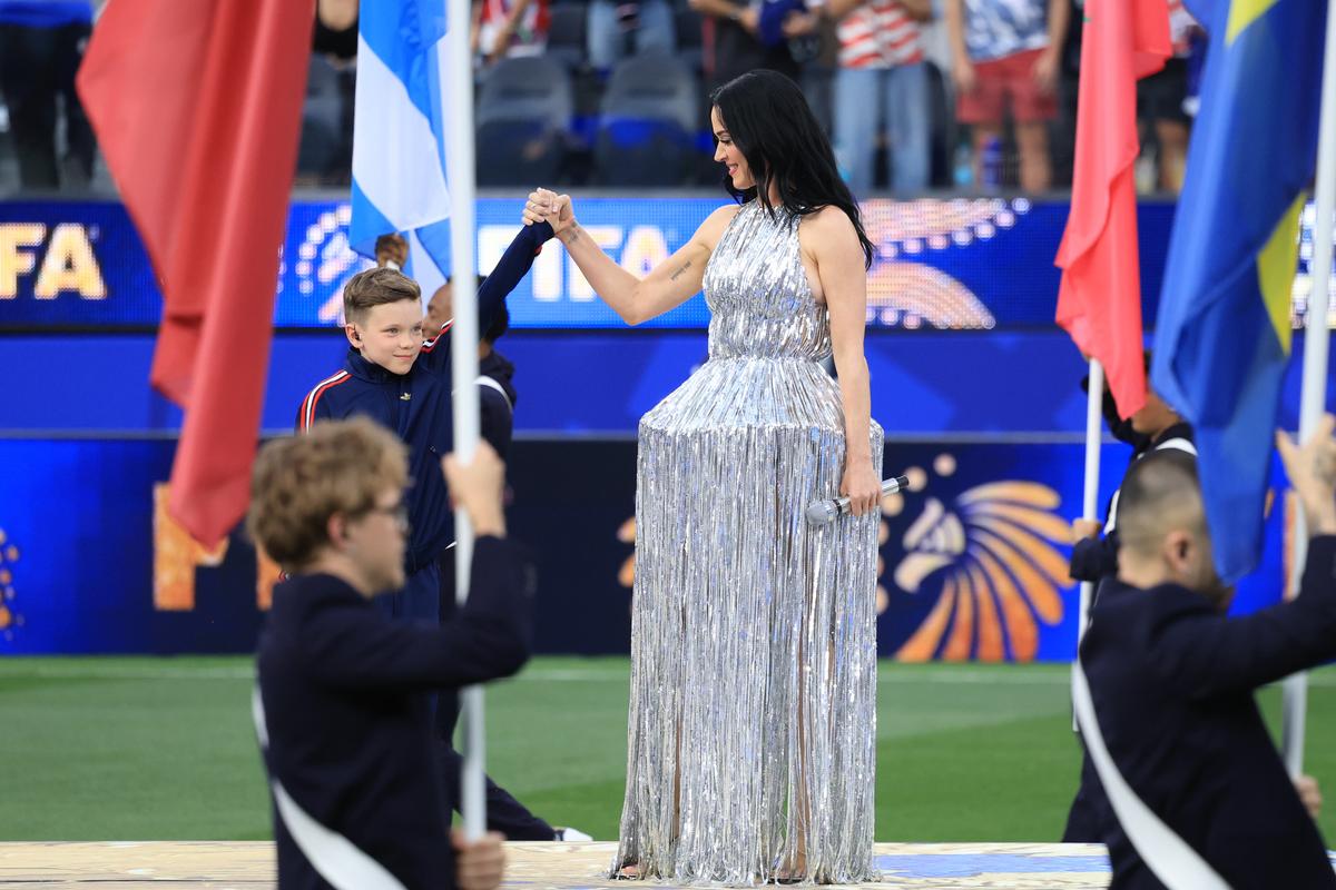 Katy Perry la festivitatea de deschidere dinaintea meciului SUA - Paraguay 4-1