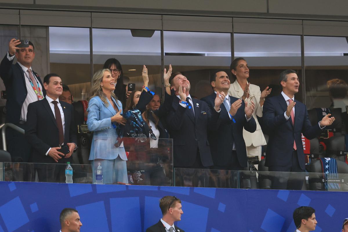 Oficialii prezenţi la meciul SUA - Paraguay 4-1