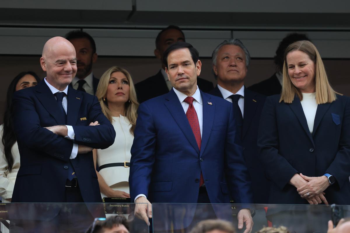 Oficialii prezenţi la meciul SUA - Paraguay 4-1