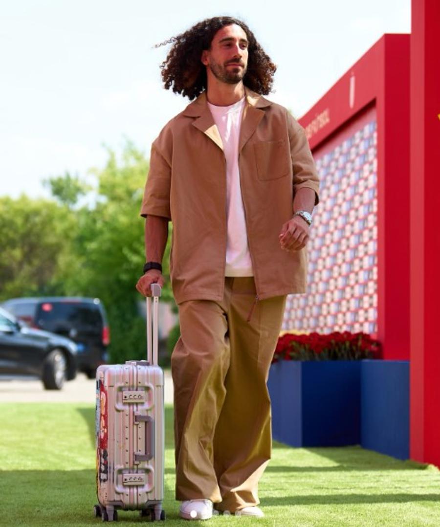 Marc Cucurella și valiza sa plină de abțibilduri la sosirea în cantonamentul Spaniei din Statele Unite / Foto: Instagram Legământul făcut de Marc Cucurella: „De părul meu nu se atinge nimeni, dar dacă Spania câștigă titlul...”