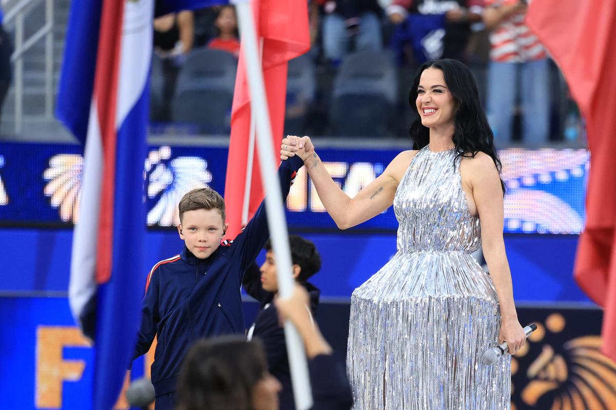 Katy Perry la festivitatea de deschidere dinaintea meciului SUA - Paraguay 4-1