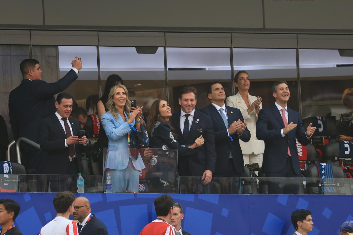 Oficialii prezenţi la meciul SUA - Paraguay 4-1