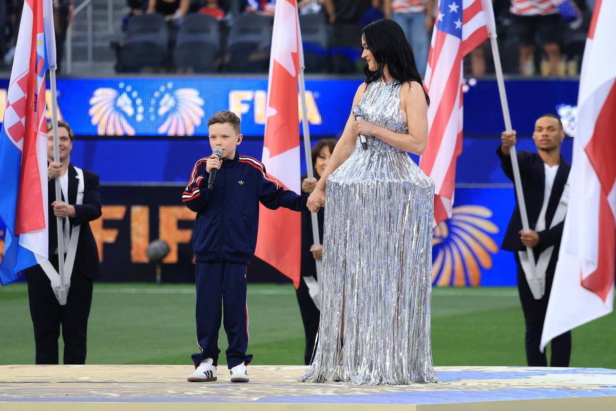 Katy Perry la festivitatea de deschidere dinaintea meciului SUA - Paraguay 4-1