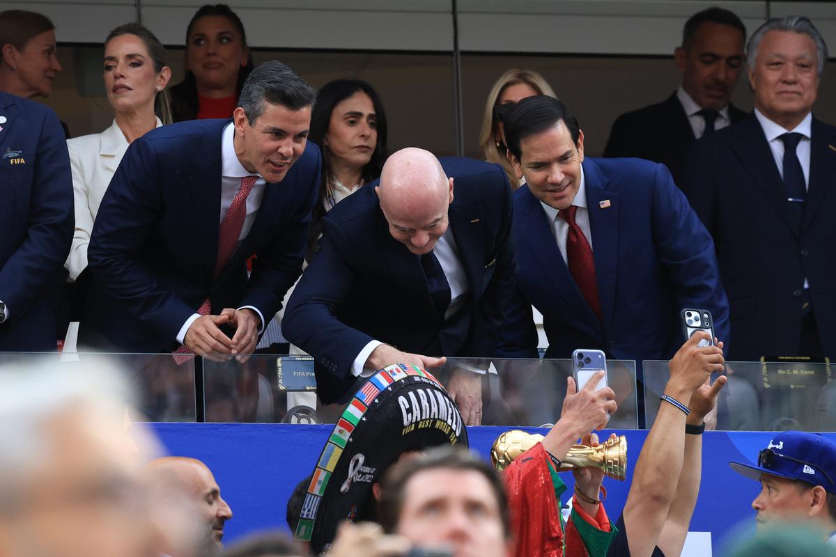 Oficialii prezenţi la meciul SUA - Paraguay 4-1