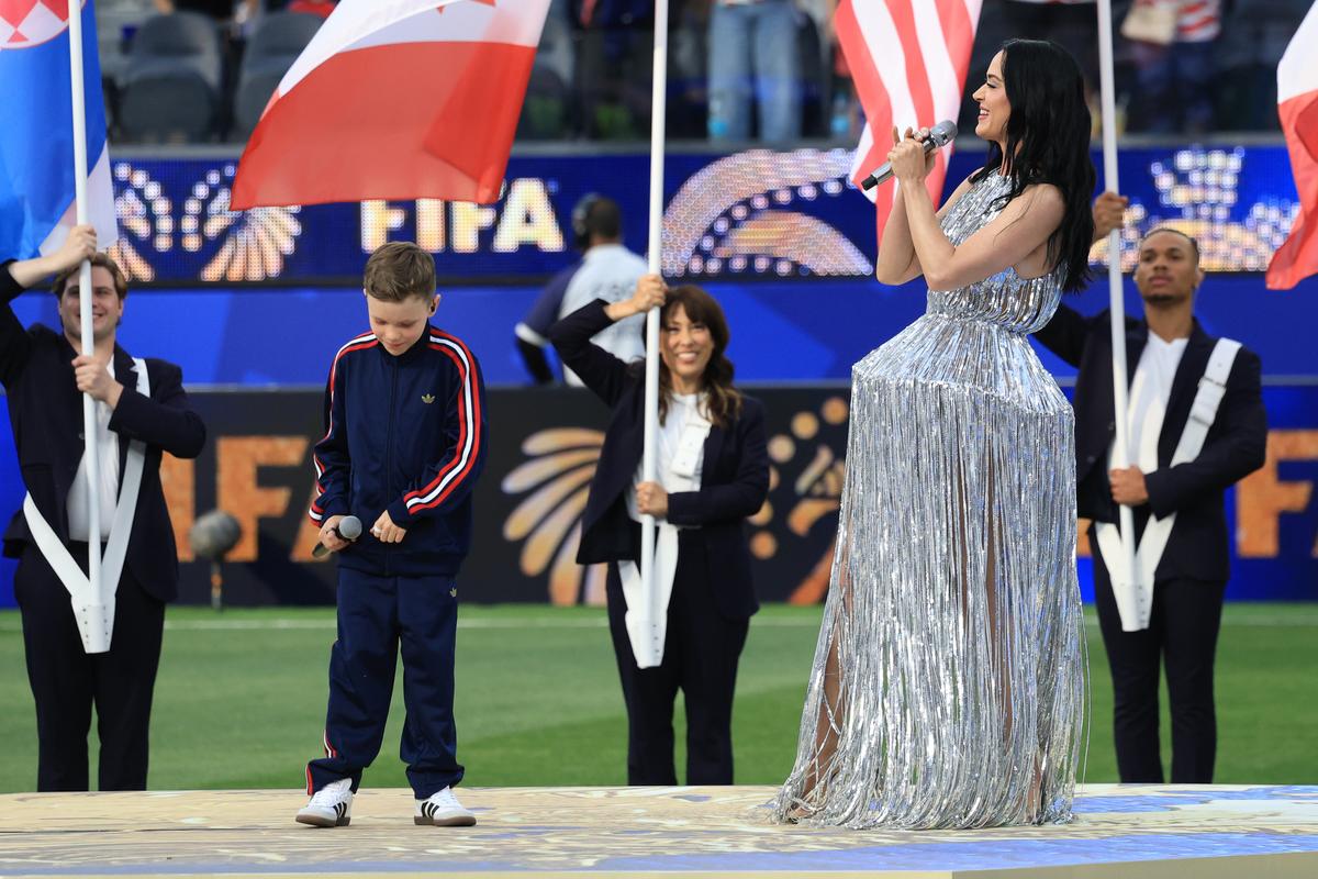 Katy Perry la festivitatea de deschidere dinaintea meciului SUA - Paraguay 4-1