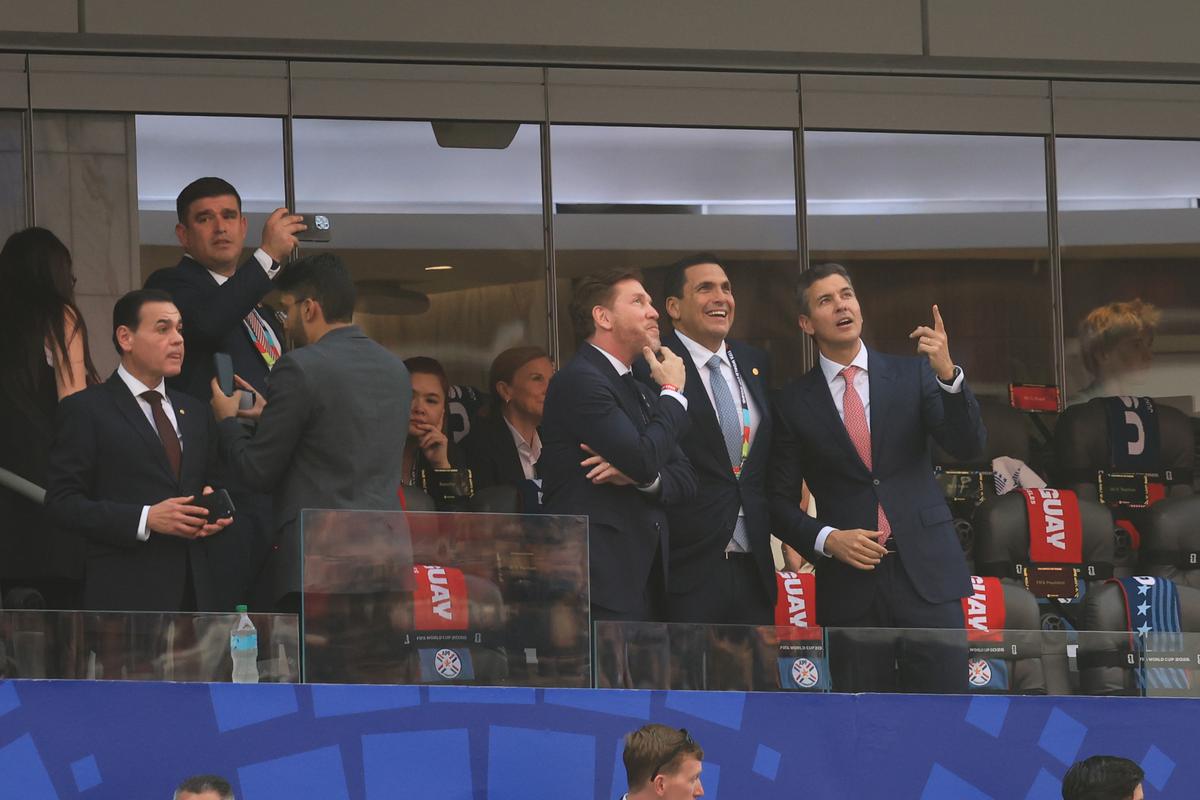Oficialii prezenţi la meciul SUA - Paraguay 4-1