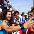 Marc Cucurella este asaltat de fanii care vor să facă un selfie cu fundașul spaniol / Foto: Instagram