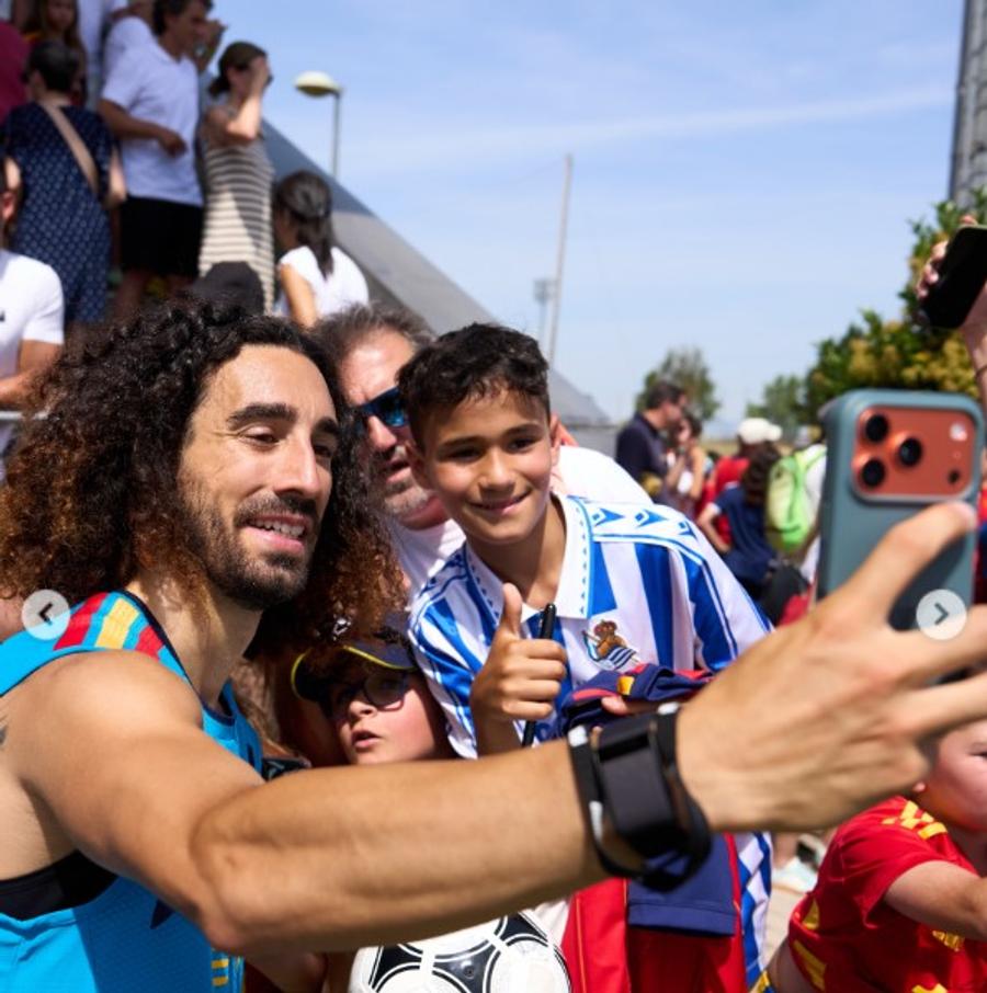 Marc Cucurella este asaltat de fanii care vor să facă un selfie cu fundașul spaniol / Foto: Instagram Legământul făcut de Marc Cucurella: „De părul meu nu se atinge nimeni, dar dacă Spania câștigă titlul...”